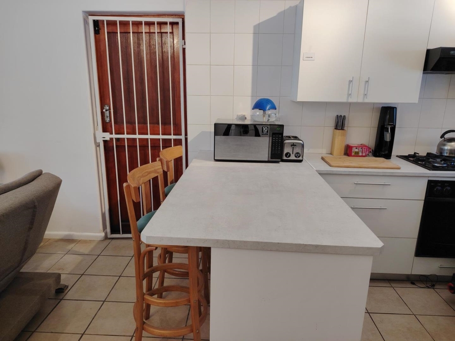 To Let 2 Bedroom Property for Rent in Uitzicht Western Cape